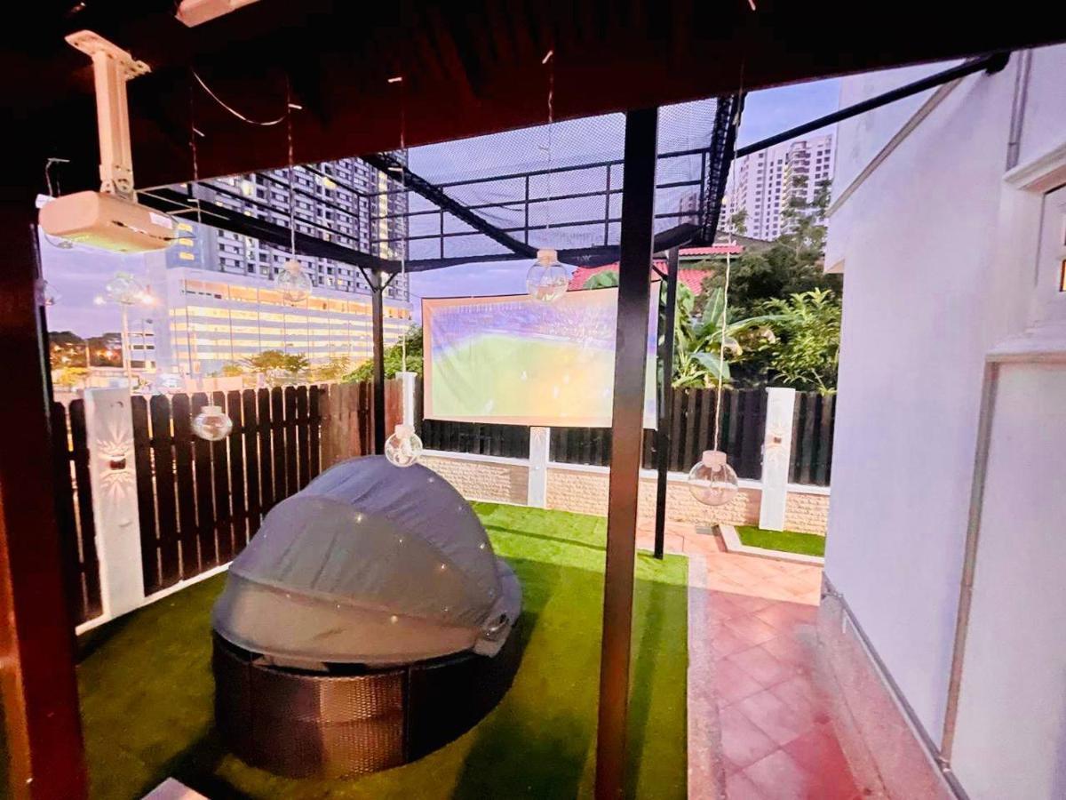 Trendy Family Getaway By Stayco - Mini-Pool, Outdoor Cinema, Air Loft, Ps4, Ktv - Just 2 Mins To Beach! บาตูเฟอริงกี ภายนอก รูปภาพ